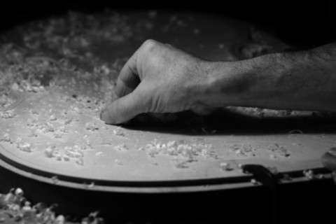 creusage d'un fond de violoncelle